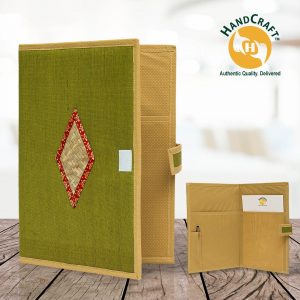 FF 015 composite: olive-green cover, pale woven-look diamond with red-and-gold trim; inset with two pockets, a pen holder, pen and paper.