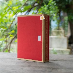 FF 018 B standing exterior with a red cover, tan edging, gold-coloured floral side band, pale front patch and hanging tag.