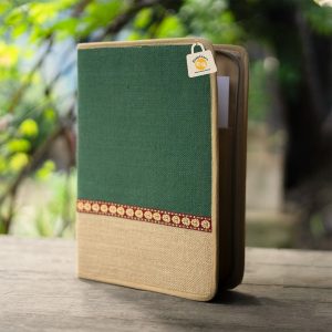 Partly open FF 019 B with a dark-green upper panel, natural-coloured lower panel, reddish floral band, tan edging and perimeter zip.